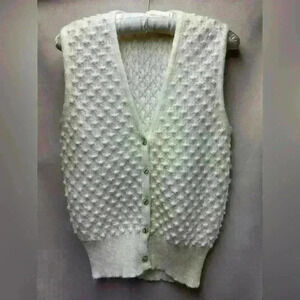 Unmarked Women’s Vintage Cottagecore Style Acrylic Sweater Cardigan Vest in Ecru